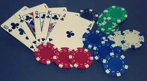 gkk777 game တွင် Poker နှင့် Baccarat ကတ်ဂိမ်းများ Live Table ကစားနေသောမြင်ကွင်း